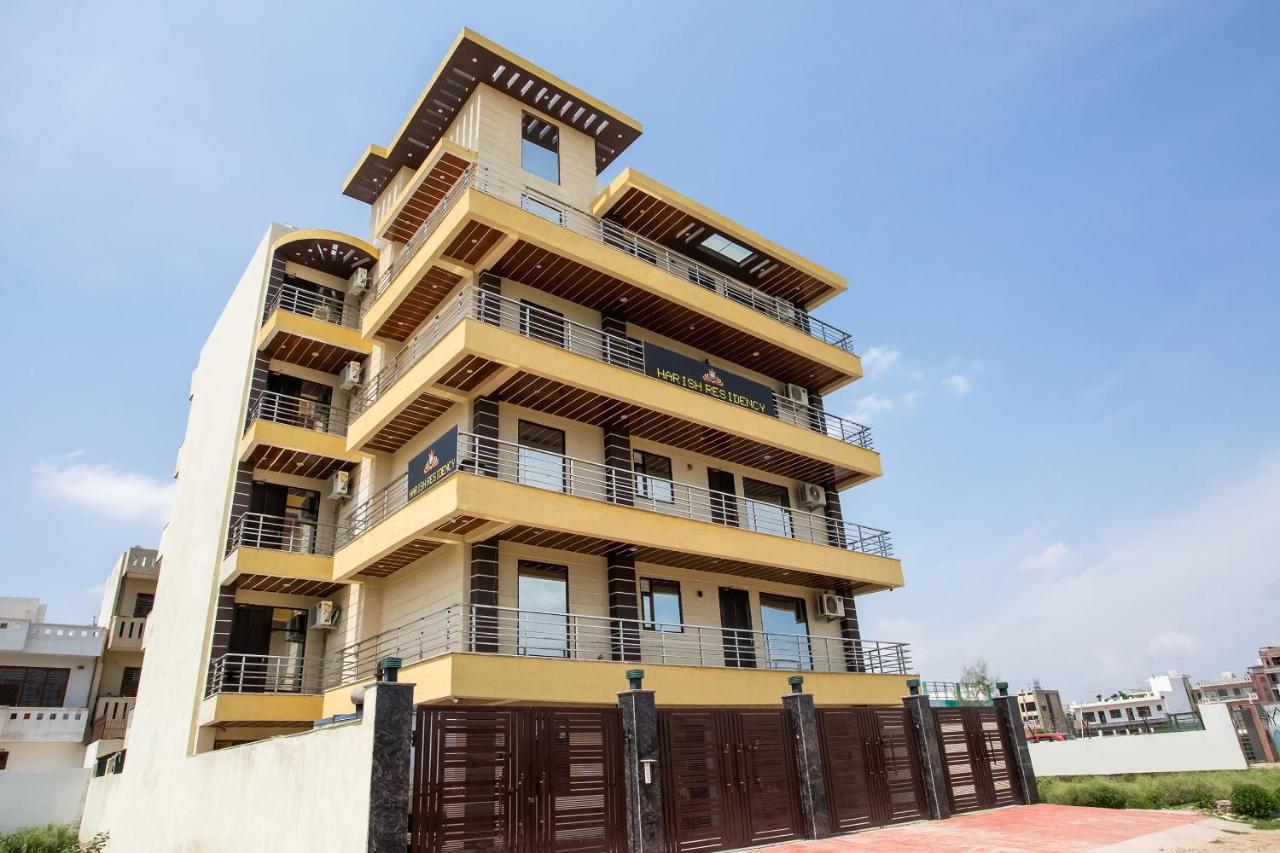 Capital O Harish Residency Hotel Гургаон Екстериор снимка