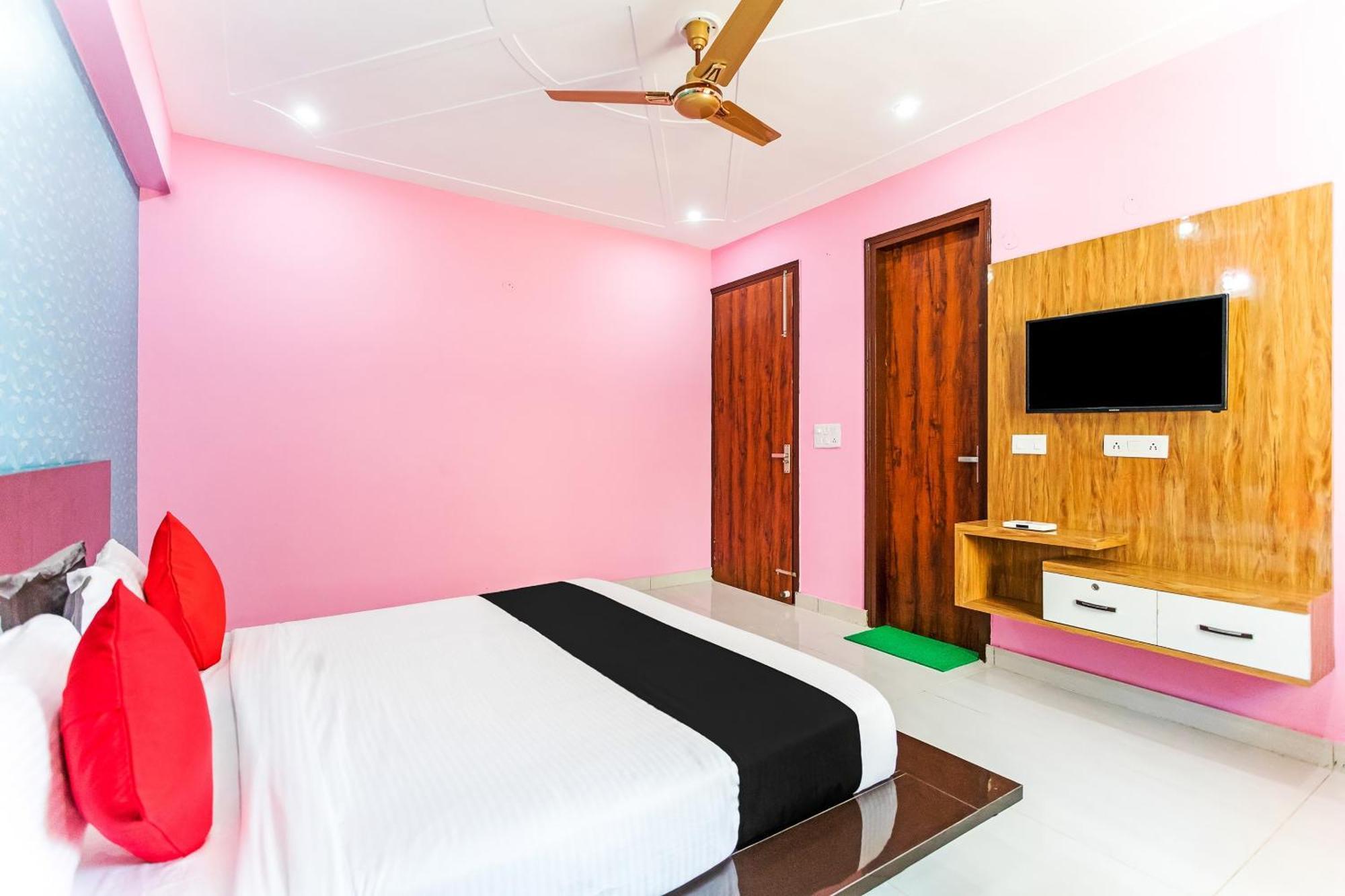Capital O Harish Residency Hotel Гургаон Екстериор снимка